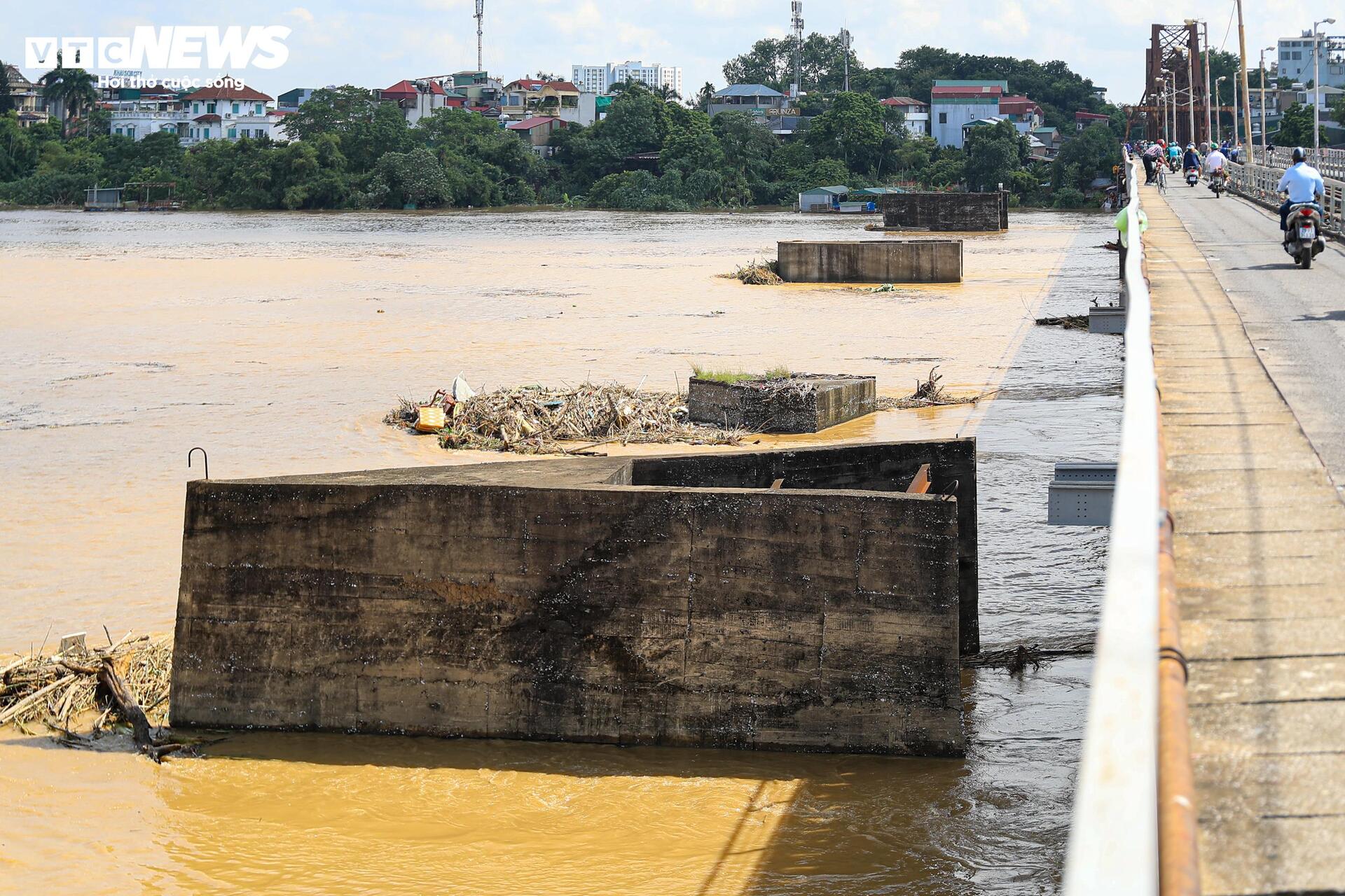Sông Hồng dâng nước lớn, bủa vây khu dân cư ven bờ - Ảnh 3