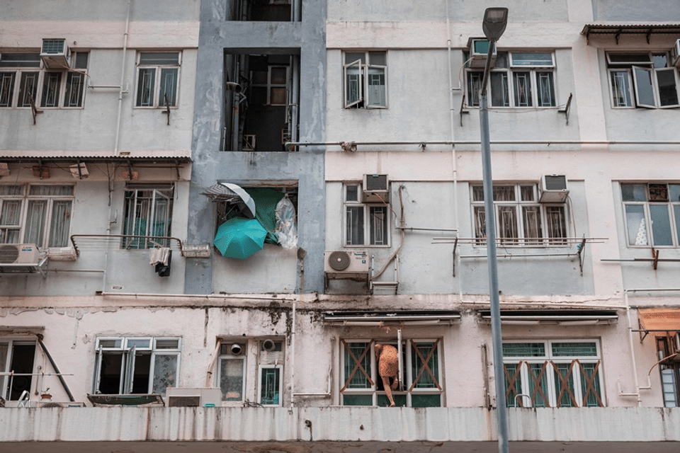 Phía sau ánh đèn đô thị: Thất nghiệp, 4 người chen chúc trong căn nhà 7m2 và nỗi tự ti trong mắt con trẻ - Ảnh 3