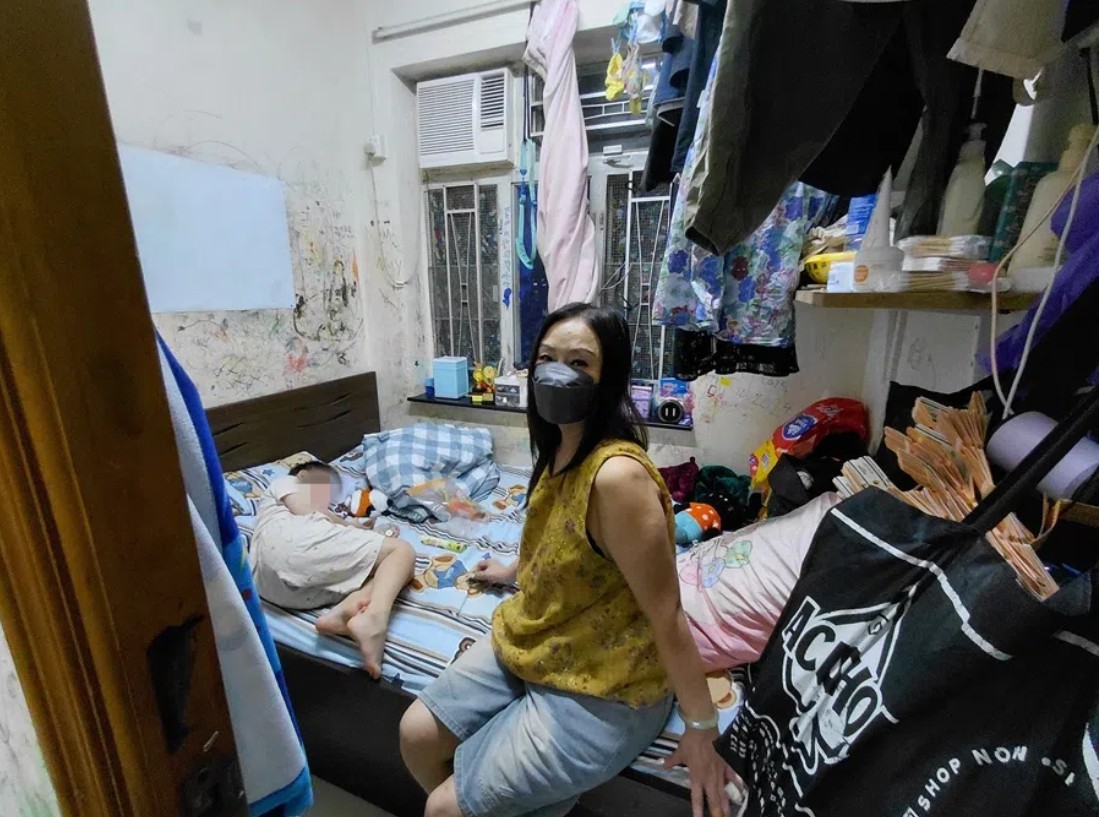 Phía sau ánh đèn đô thị: Thất nghiệp, 4 người chen chúc trong căn nhà 7m2 và nỗi tự ti trong mắt con trẻ - Ảnh 1