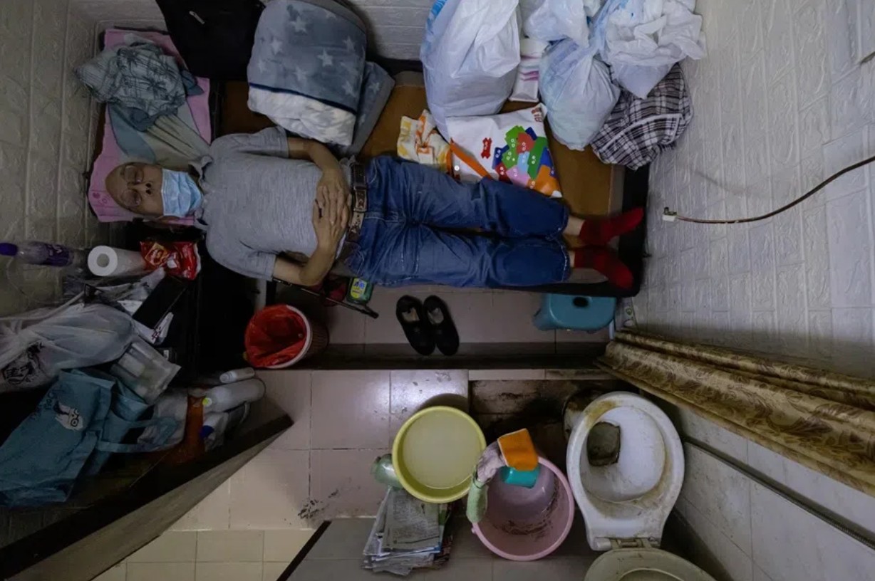 Phía sau ánh đèn đô thị: Thất nghiệp, 4 người chen chúc trong căn nhà 7m2 và nỗi tự ti trong mắt con trẻ - Ảnh 2