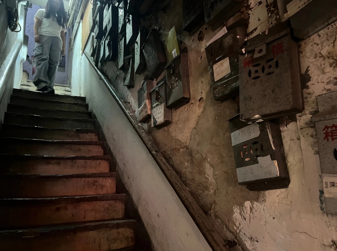 Phía sau ánh đèn đô thị: Thất nghiệp, 4 người chen chúc trong căn nhà 7m2 và nỗi tự ti trong mắt con trẻ - Ảnh 4