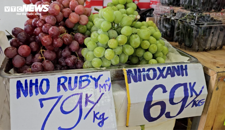 Trái cây nhập ngoại giá rẻ bày bán tràn lan - Ảnh 1