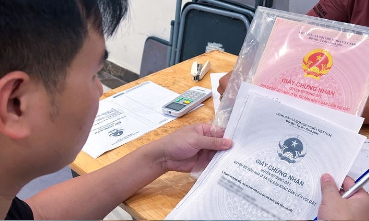 Hàng triệu người dân Việt Nam sắp có thể nộp sổ đỏ photo trên VNeID, không cần nộp cho xã, phường - Ảnh 1