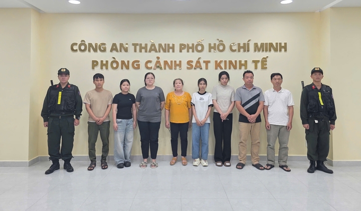 Phá đường dây sản xuất hàng chục nghìn chai nước hoa giả thương hiệu nổi tiếng - Ảnh 1