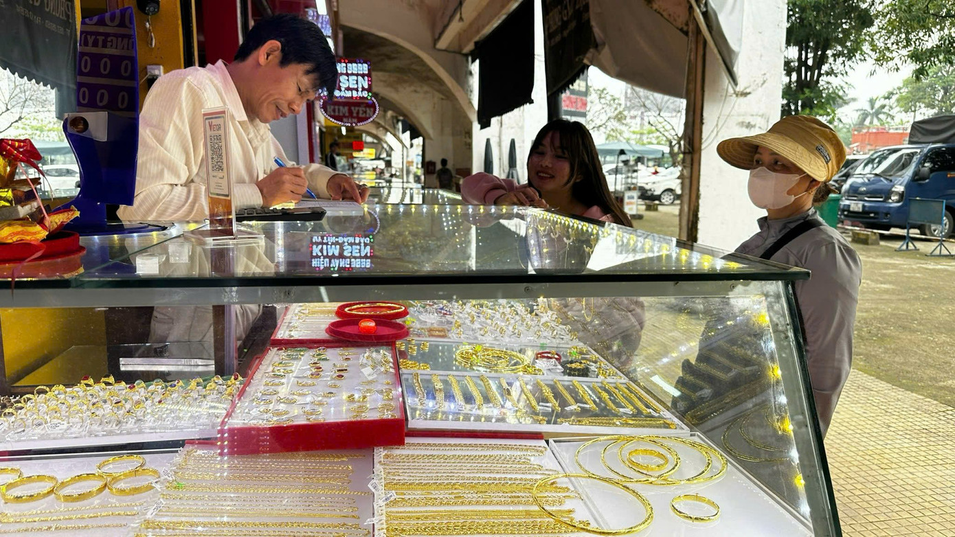 Giá vàng tăng cao, vì sao chưa vội nhập? - Ảnh 1