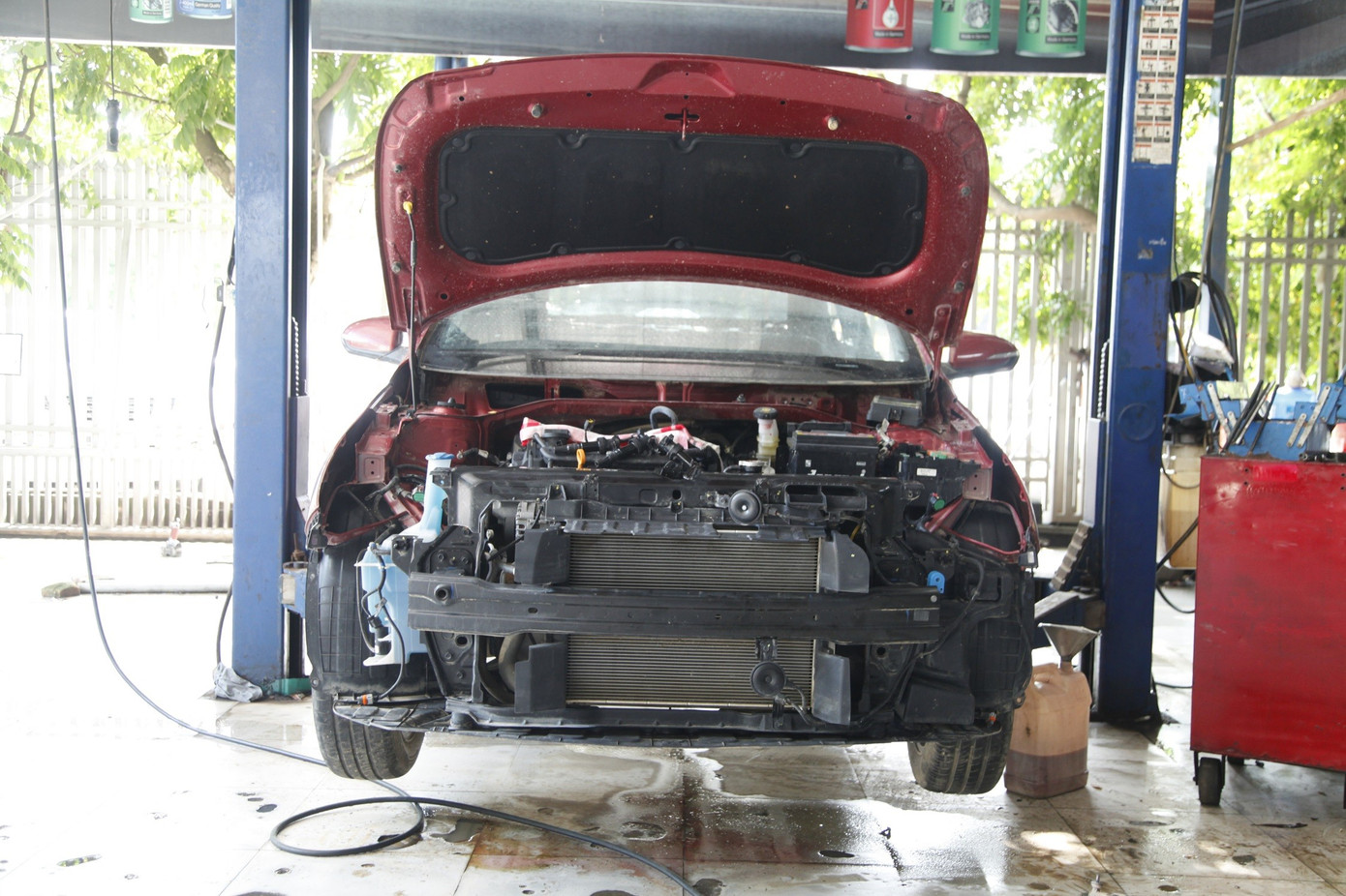 Sau lũ lịch sử, ô tô tiền tỷ bị ngập nước nằm chờ 'cấp cứu' - Ảnh 3