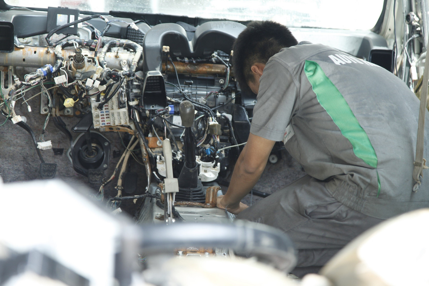 Sau lũ lịch sử, ô tô tiền tỷ bị ngập nước nằm chờ 'cấp cứu' - Ảnh 8