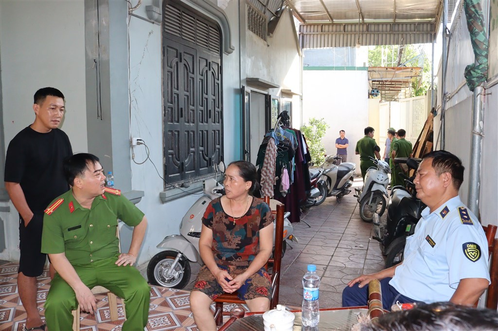 Hãi hùng cảnh mỡ động vật bẩn chất đống dưới nền nhà nhếch nhác, chuẩn bị chế biến tuồn ra thị trường ở Nghệ An - Ảnh 4