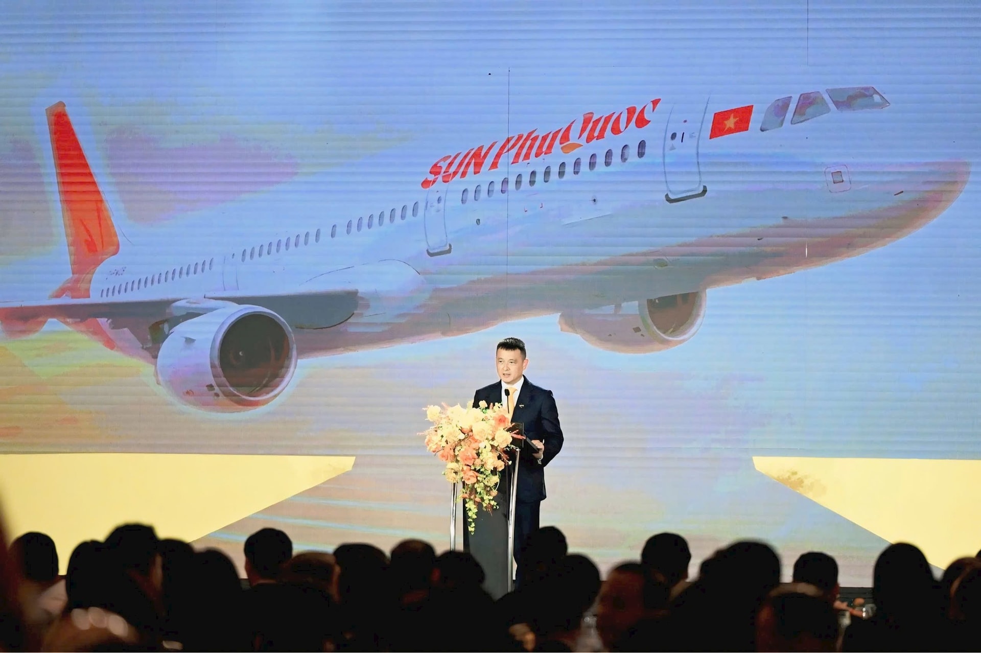 Sun Group chính thức ra mắt hãng hàng không Sun PhuQuoc Airways, đồng phục tiếp viên lấy cảm hứng từ áo ngũ thân và phong thái Nam Phương Hoàng hậu - Ảnh 1