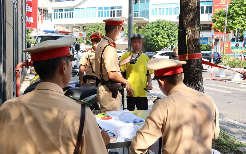 Phát hiện gần 4.000 tài xế vi phạm trong ngày đầu kiểm tra nồng độ cồn - Ảnh 1