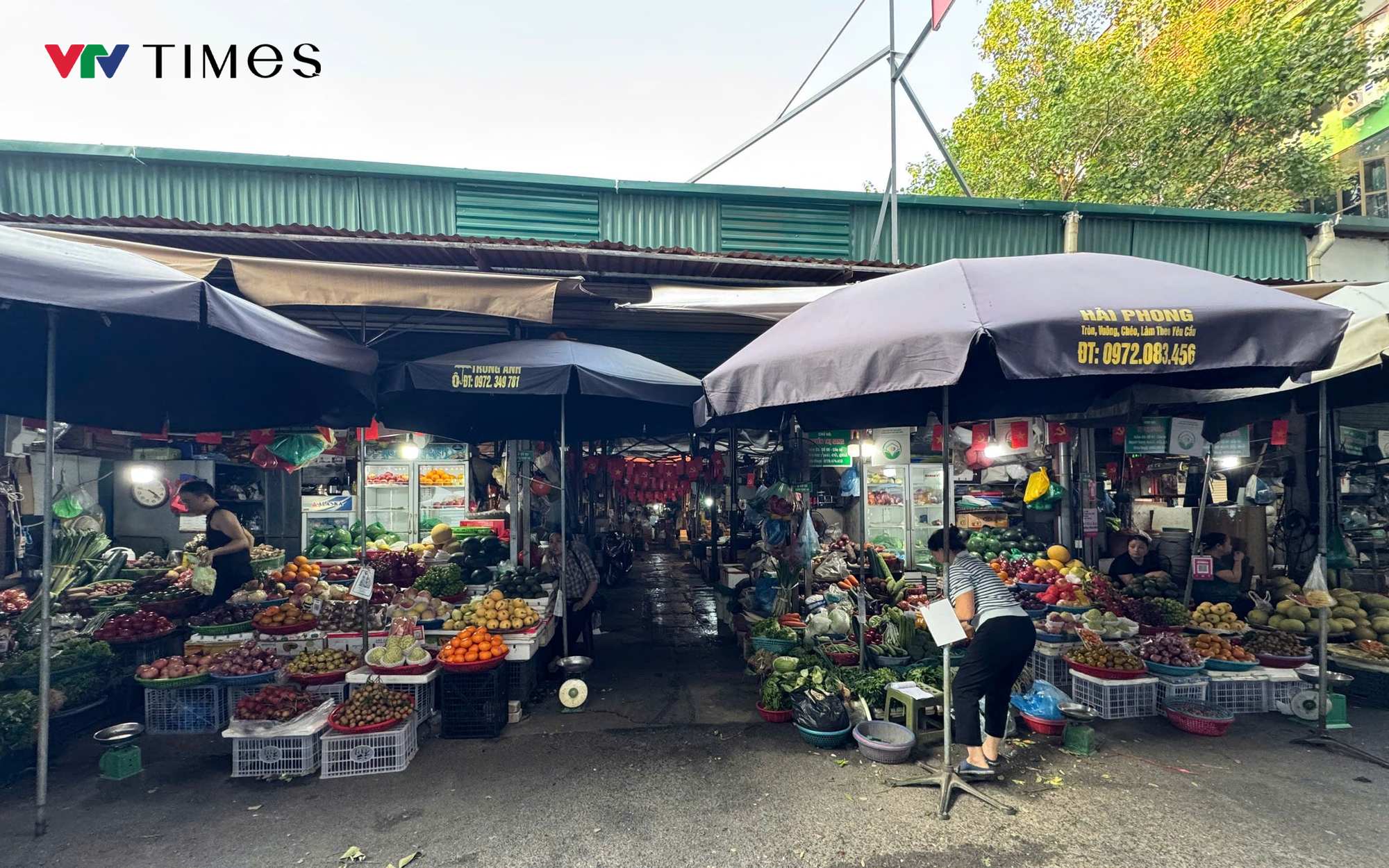 Giá rau xanh tại Hà Nội tăng gấp ba sau mưa bão - Ảnh 1