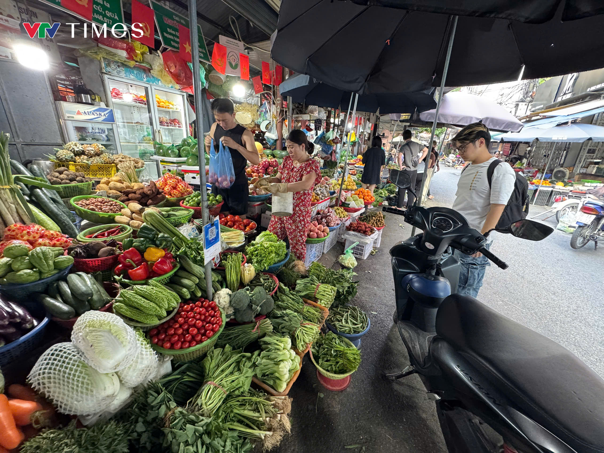 Giá rau xanh tại Hà Nội tăng gấp ba sau mưa bão - Ảnh 6