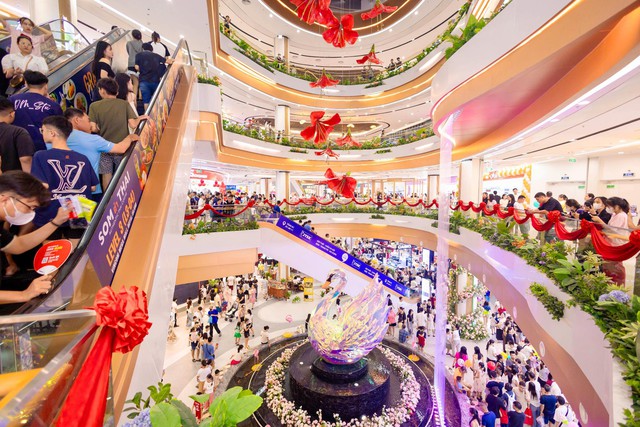 Khai trương Vincom Mega Mall Royal Island mới tại Hải Phòng - Ảnh 1