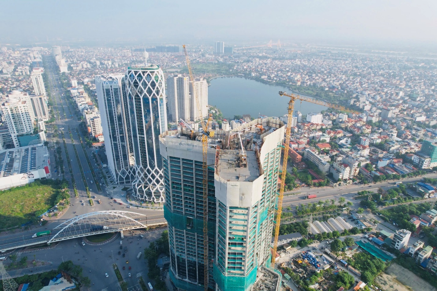 Golden Crown Hai Phong chính thức cất nóc, khẳng định vị thế biểu tượng phố Cảng - Ảnh 1