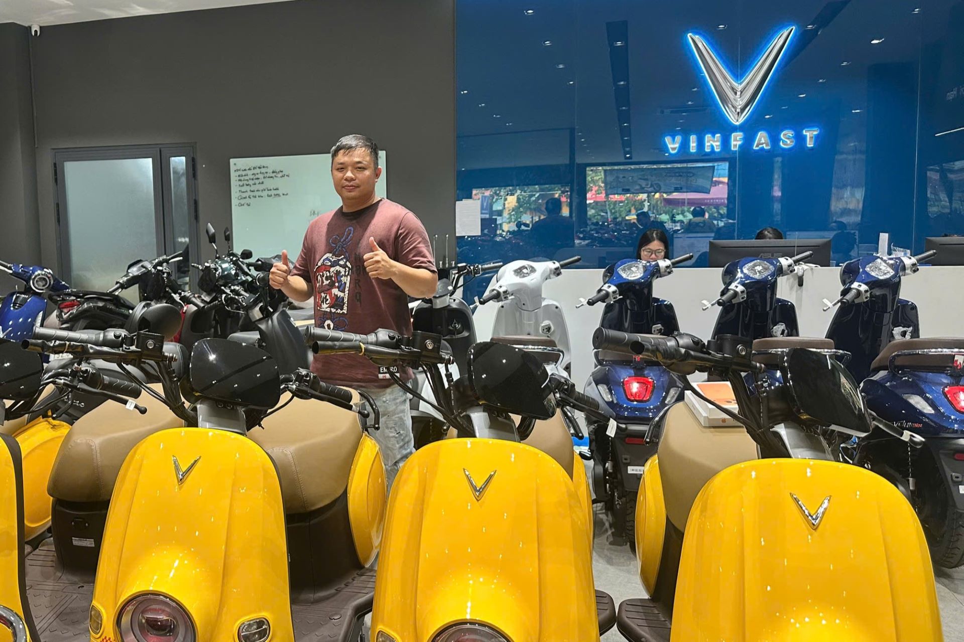 Chi chục tỷ đồng mở 2 đại lý xe máy điện VinFast, chủ đầu tư chia sẻ: Thị trường đang ở thời điểm vàng - Ảnh 1