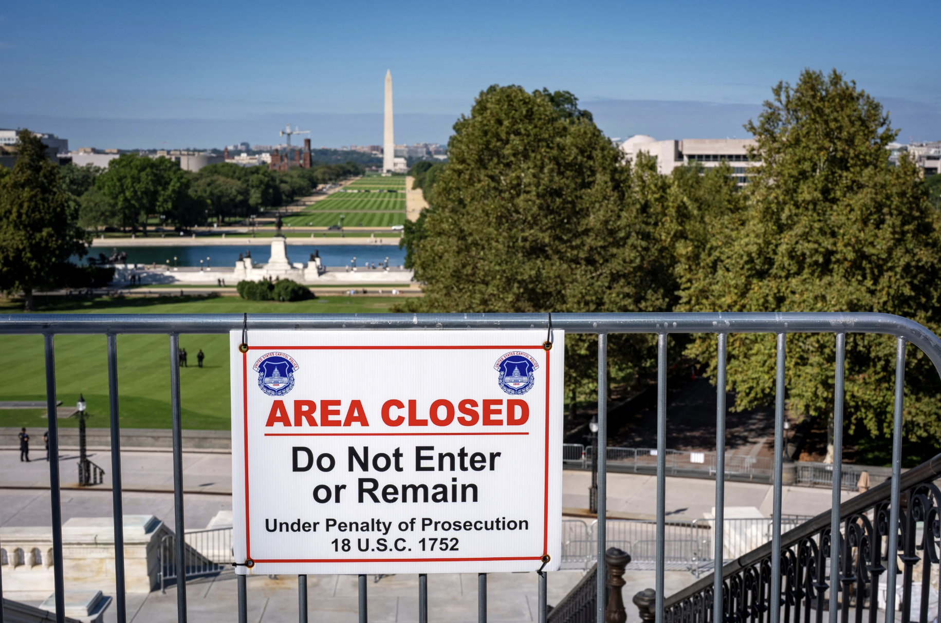 Chính phủ Mỹ đóng cửa: Ông Donald Trump làm khó Đảng Dân chủ - Ảnh 1