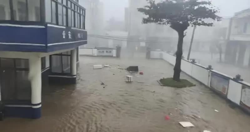 Rùng mình trước sức tàn phá của bão Matmo: Lũ cuồn cuộn ập vào nhà dân như sóng thần trong vài giây - Ảnh 1