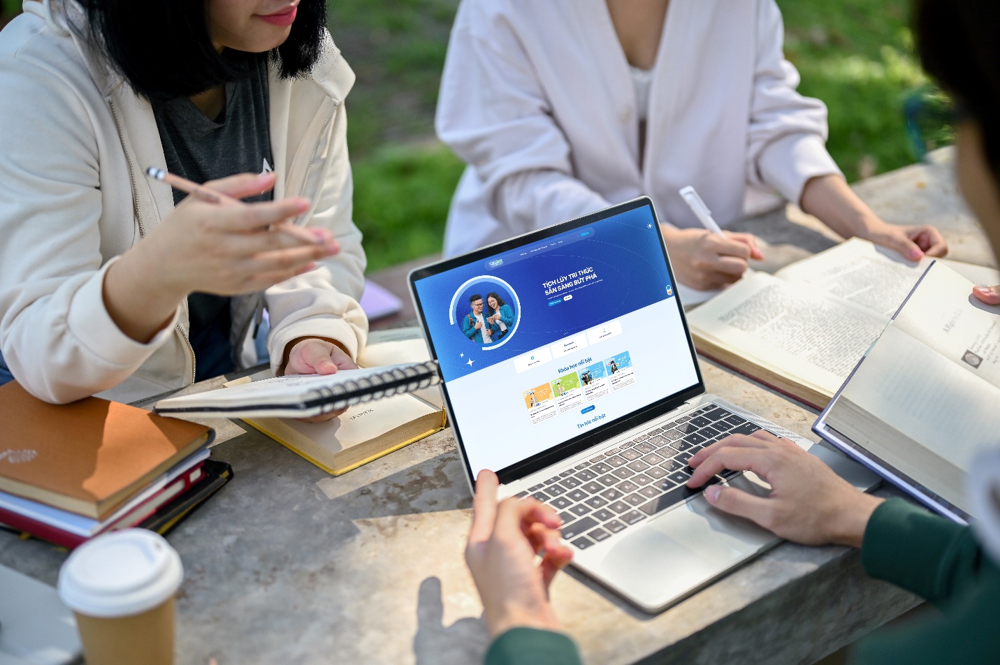 Sacombank mang ‘Trường học tài chính số’ đến với sinh viên trên toàn quốc - Ảnh 1