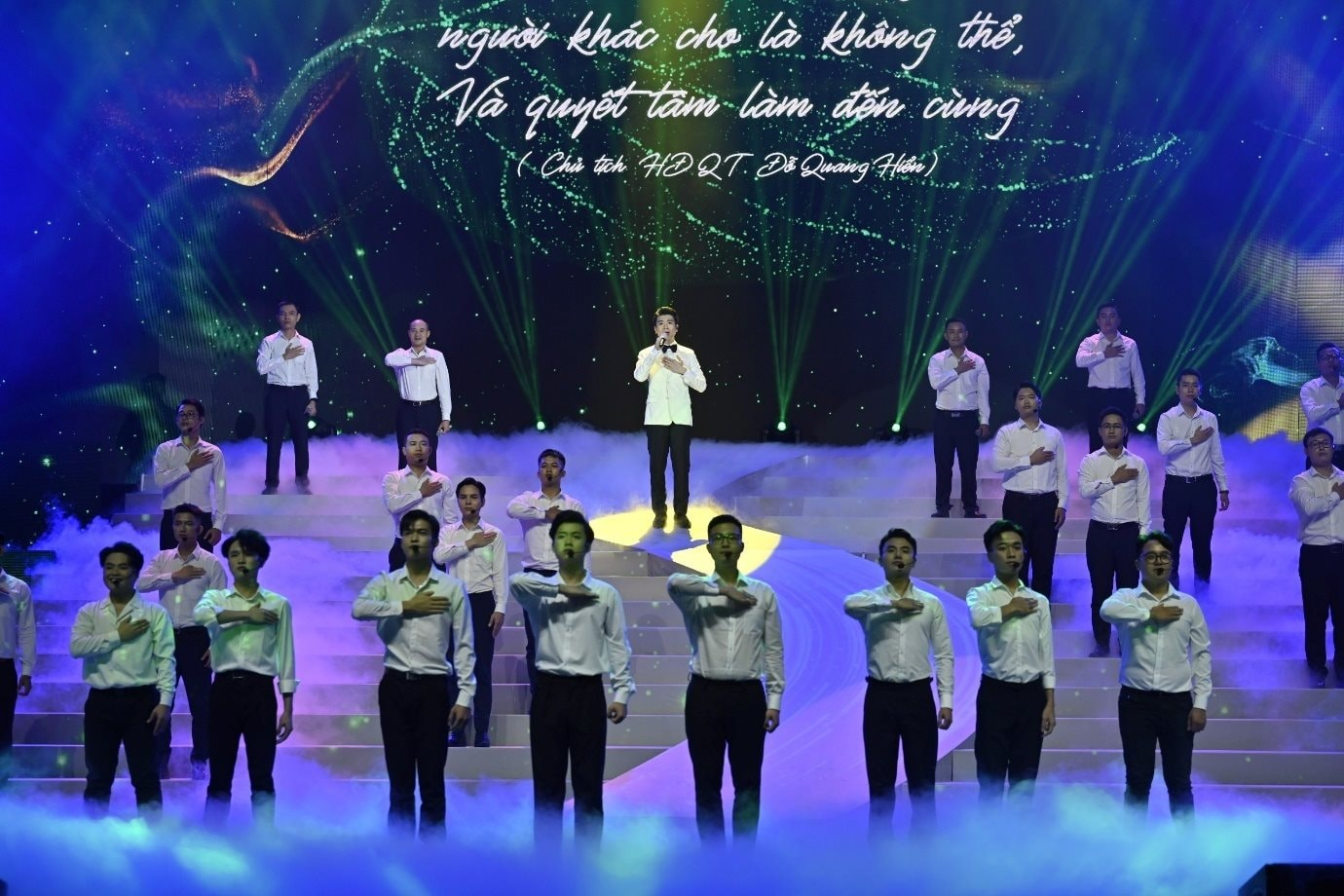 Những lần cầm mic gây bão của các sếp lớn: Chủ tịch KienlongBank "đu dây" biểu diễn, Chủ tịch ACB, CEO 8X MB hát loạt hit của Tăng Duy Tân, Hồ Ngọc Hà - Ảnh 7