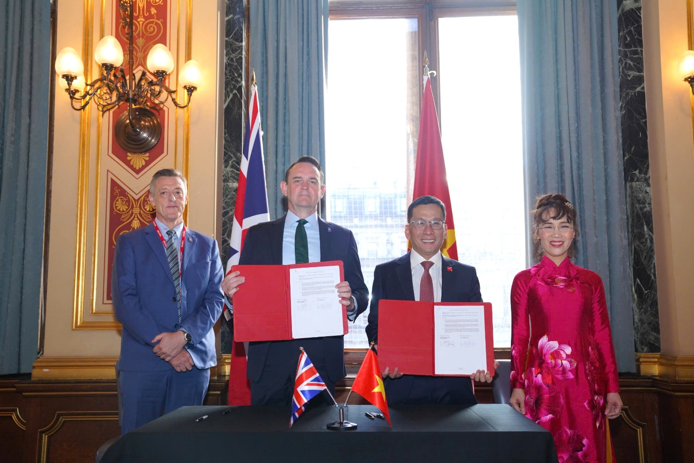 Vietjet và Rolls-Royce ký kết hợp đồng 3,8 tỉ USD trong chuyến thăm Vương quốc Anh của Tổng bí thư - Ảnh 2