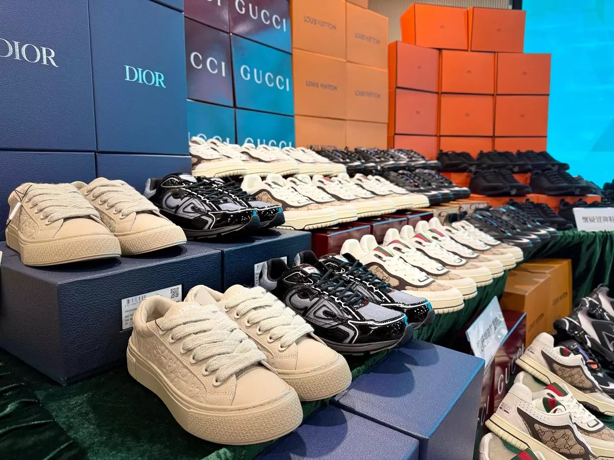 Theo dõi 2 xe tải chạy xuyên biên giới, công an triệt phá đường dây buôn bán hàng hiệu Nike, Adidas và Gucci giả, tịch thu hơn 18.000 sản phẩm trị giá 33 tỷ đồng - Ảnh 1