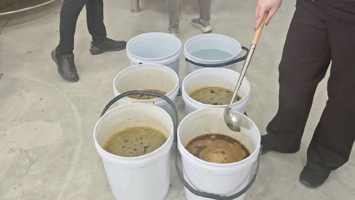 Đột kích 5 căn nhà, công an tóm gọn đường dây sản xuất siro ho giả quy mô 16 tỷ đồng, tịch thu hơn 170.000 sản phẩm không giấy phép - Ảnh 1