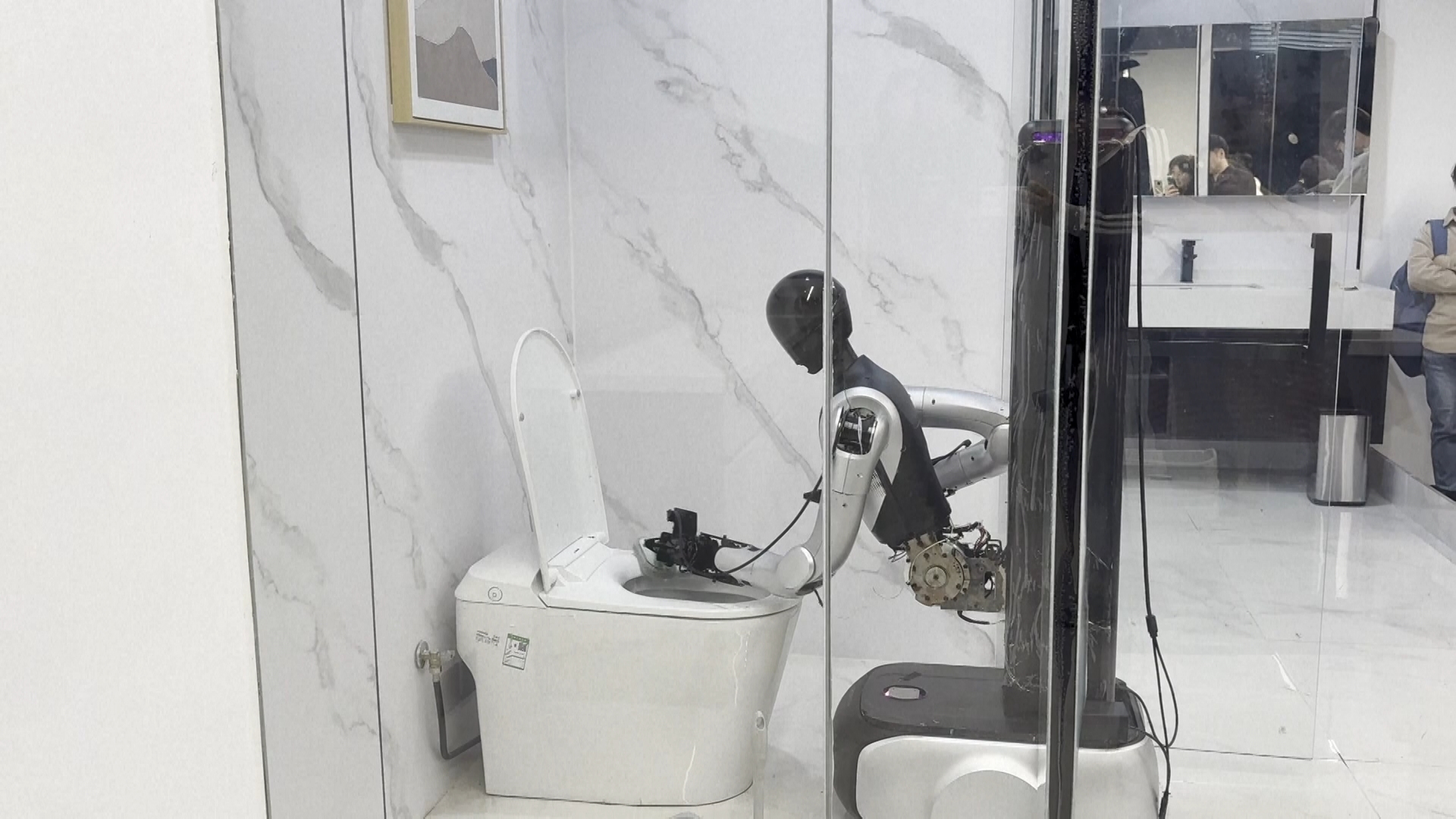 Robot Trung Quốc khiến thế giới sững sờ: Từ cọ bồn cầu đến chơi đàn piano như nghệ sĩ - Ảnh 2