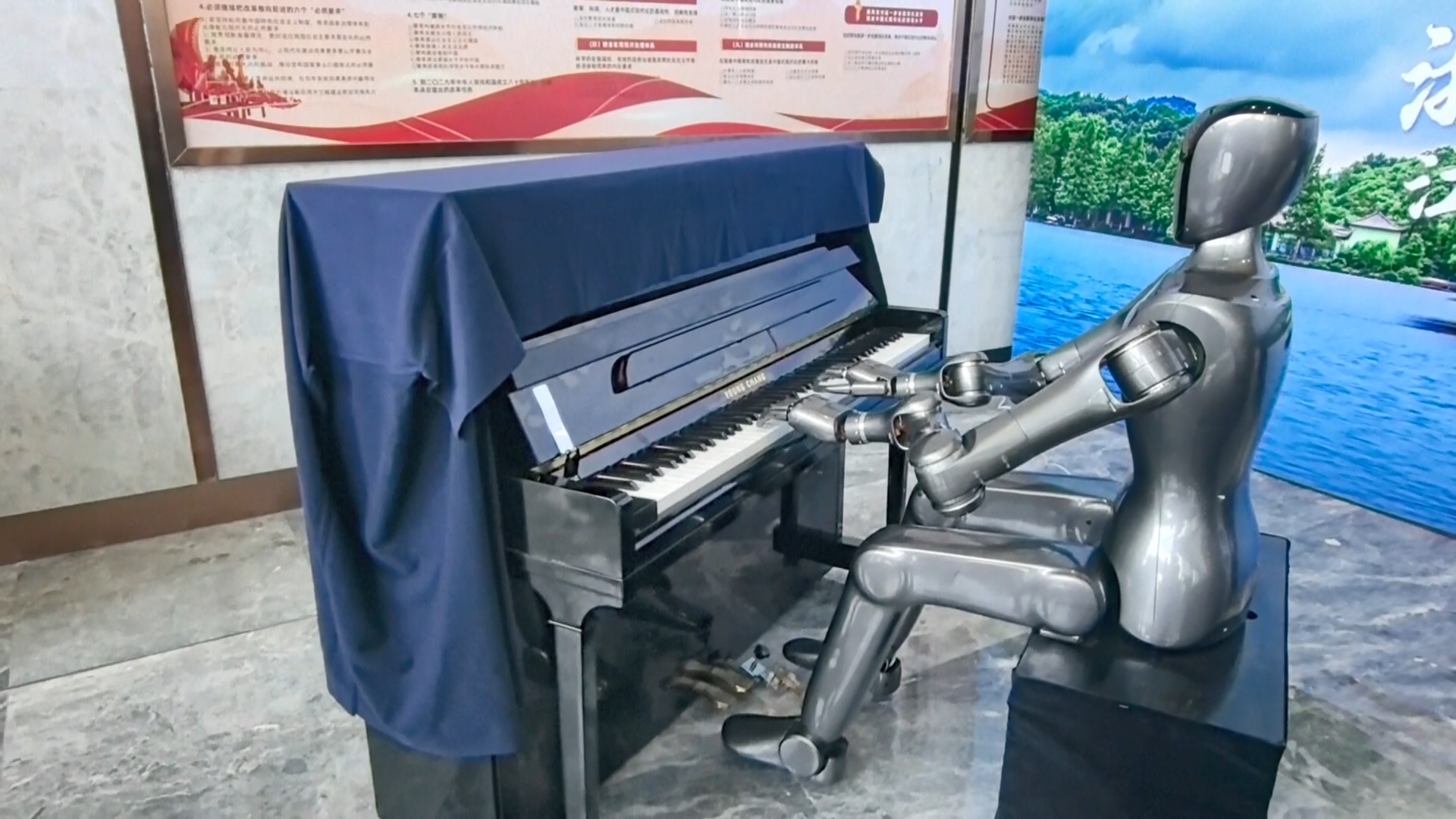 Robot Trung Quốc khiến thế giới sững sờ: Từ cọ bồn cầu đến chơi đàn piano như nghệ sĩ - Ảnh 1