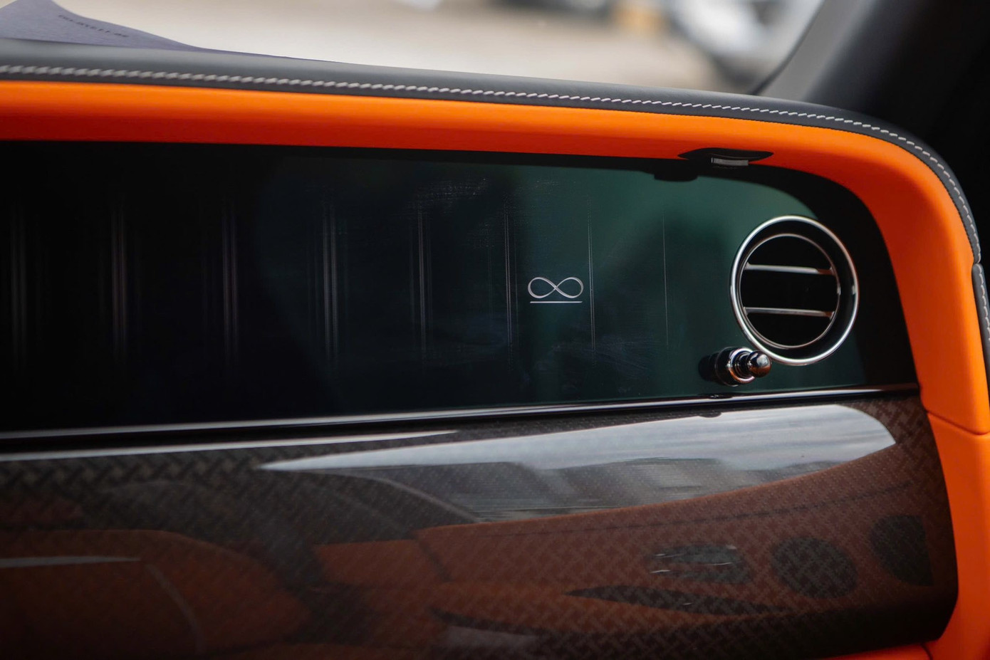 Cận cảnh Rolls-Royce Cullinan Black Badge 2025 đầu tiên về Việt Nam - Ảnh 13