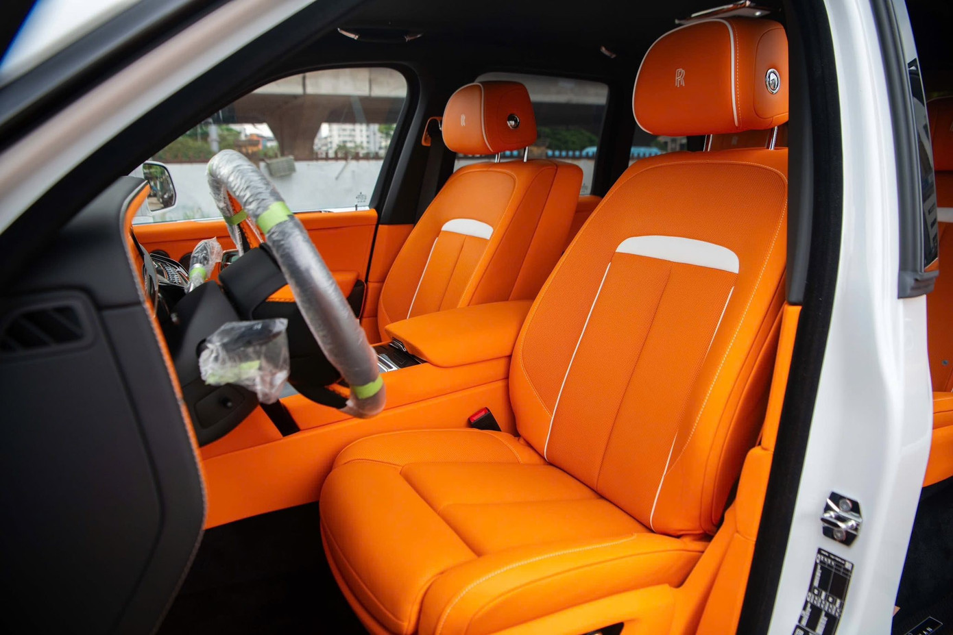 Cận cảnh Rolls-Royce Cullinan Black Badge 2025 đầu tiên về Việt Nam - Ảnh 10