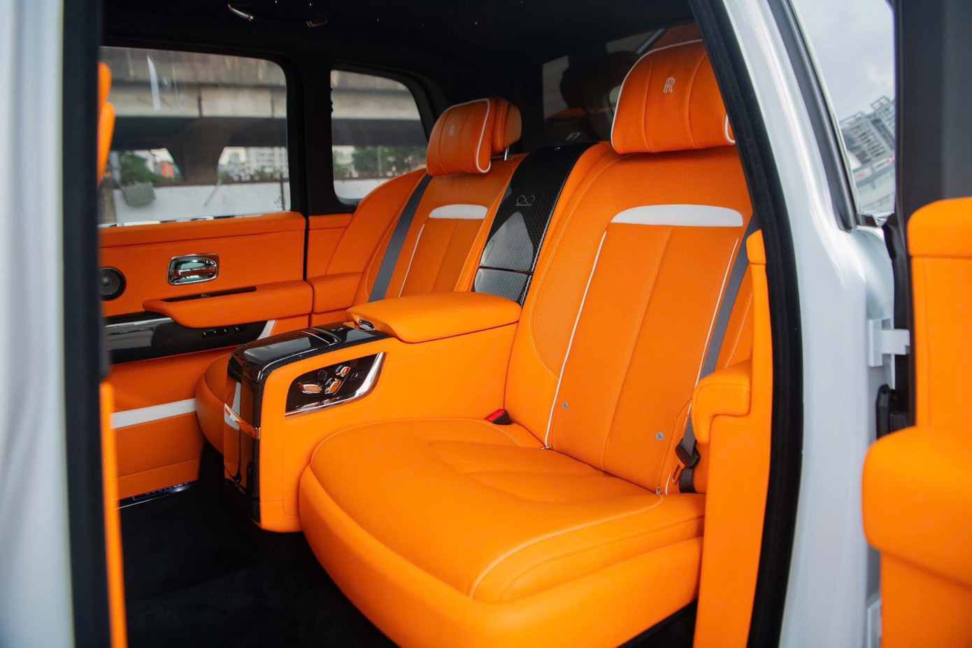 Cận cảnh Rolls-Royce Cullinan Black Badge 2025 đầu tiên về Việt Nam - Ảnh 11