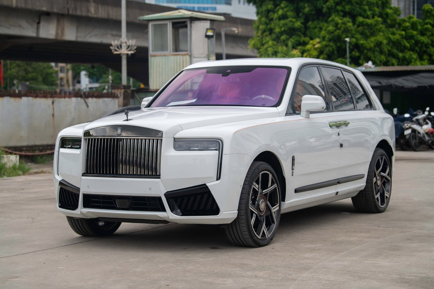 Cận cảnh Rolls-Royce Cullinan Black Badge 2025 đầu tiên về Việt Nam - Ảnh 17