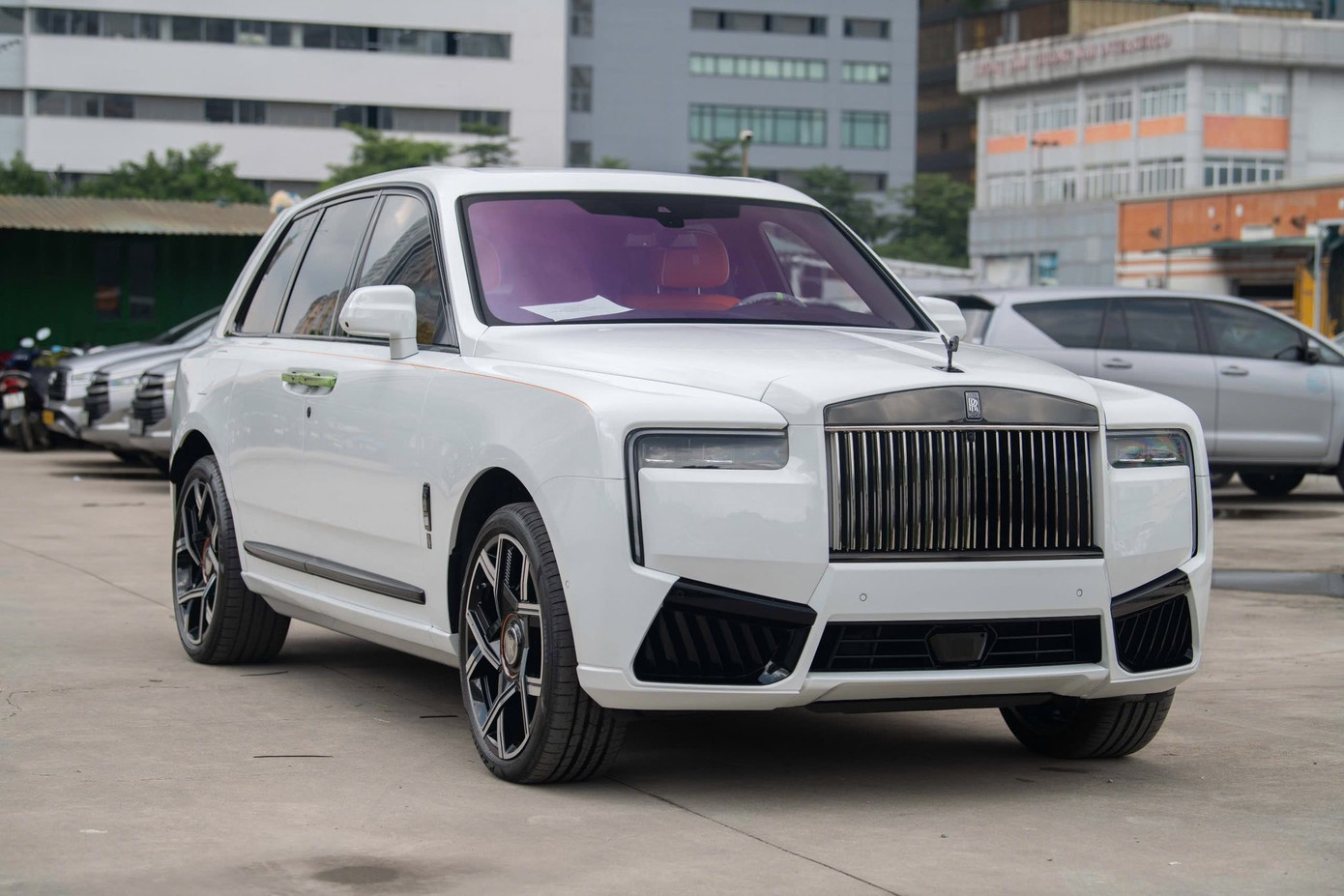 Cận cảnh Rolls-Royce Cullinan Black Badge 2025 đầu tiên về Việt Nam - Ảnh 1