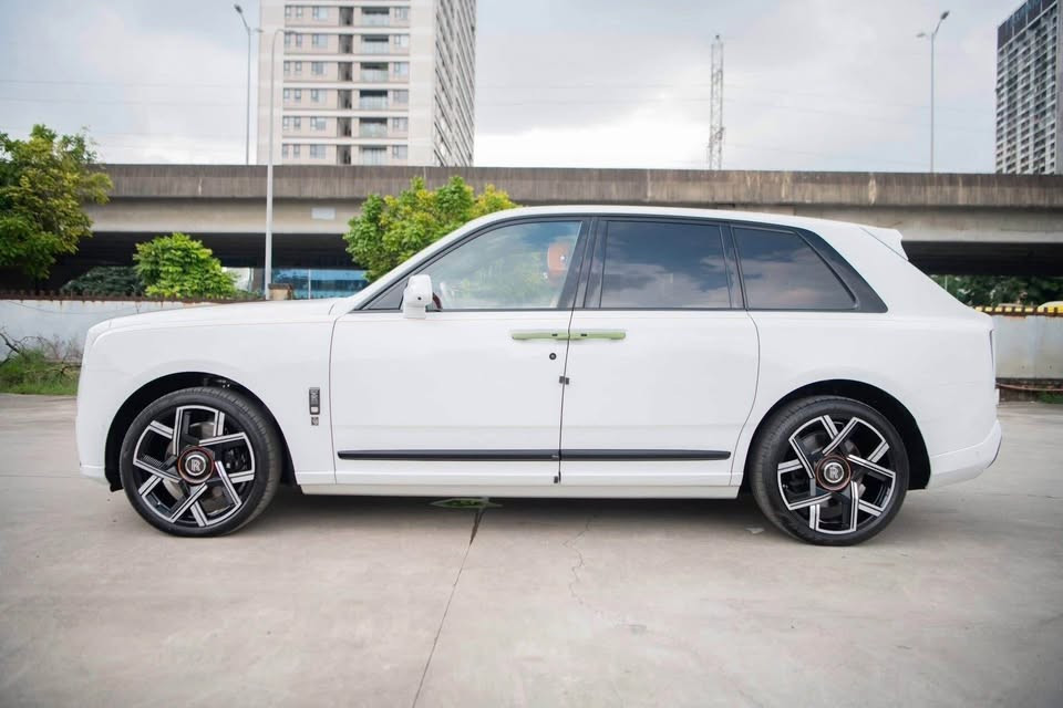 Cận cảnh Rolls-Royce Cullinan Black Badge 2025 đầu tiên về Việt Nam - Ảnh 7