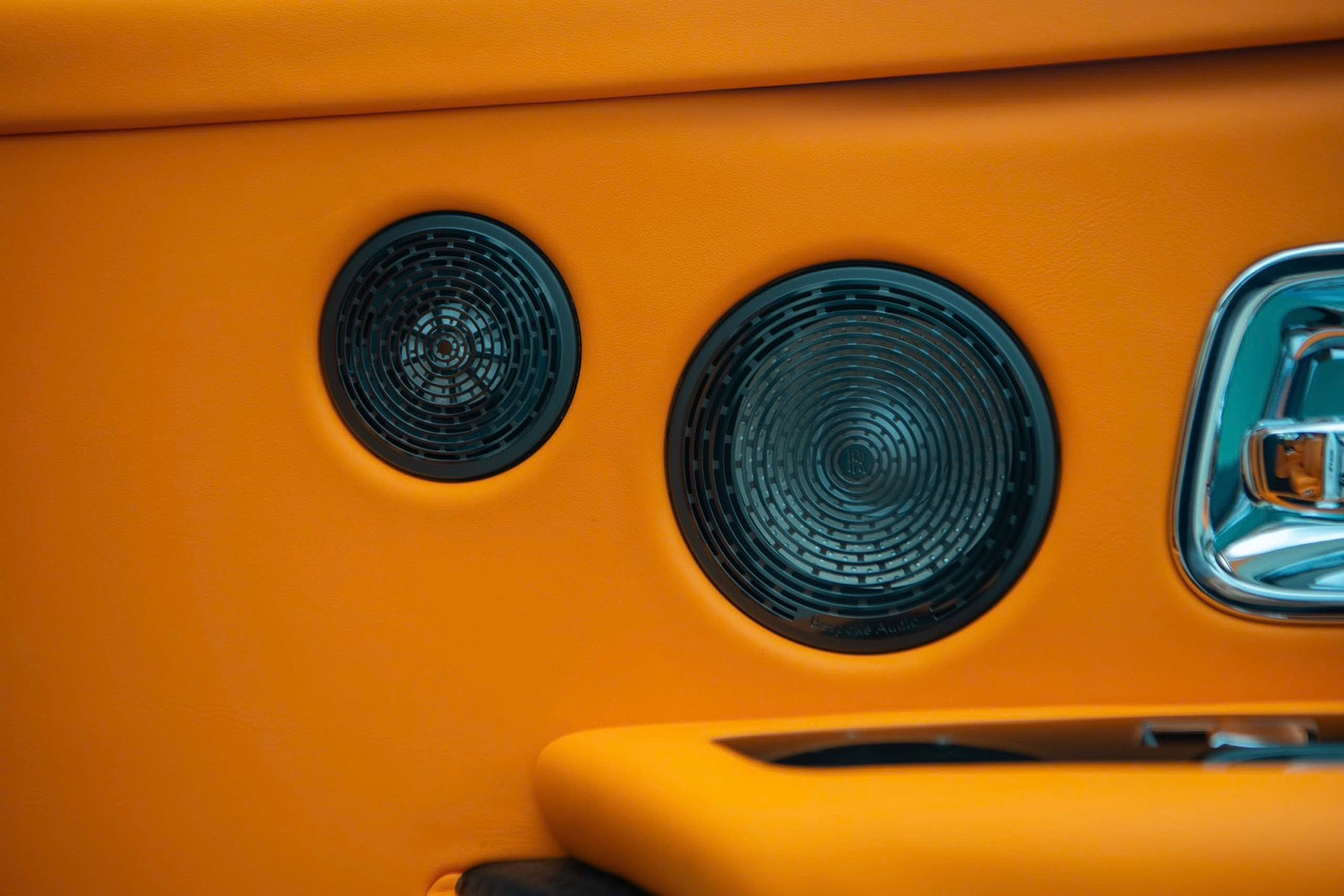 Cận cảnh Rolls-Royce Cullinan Black Badge 2025 đầu tiên về Việt Nam - Ảnh 16