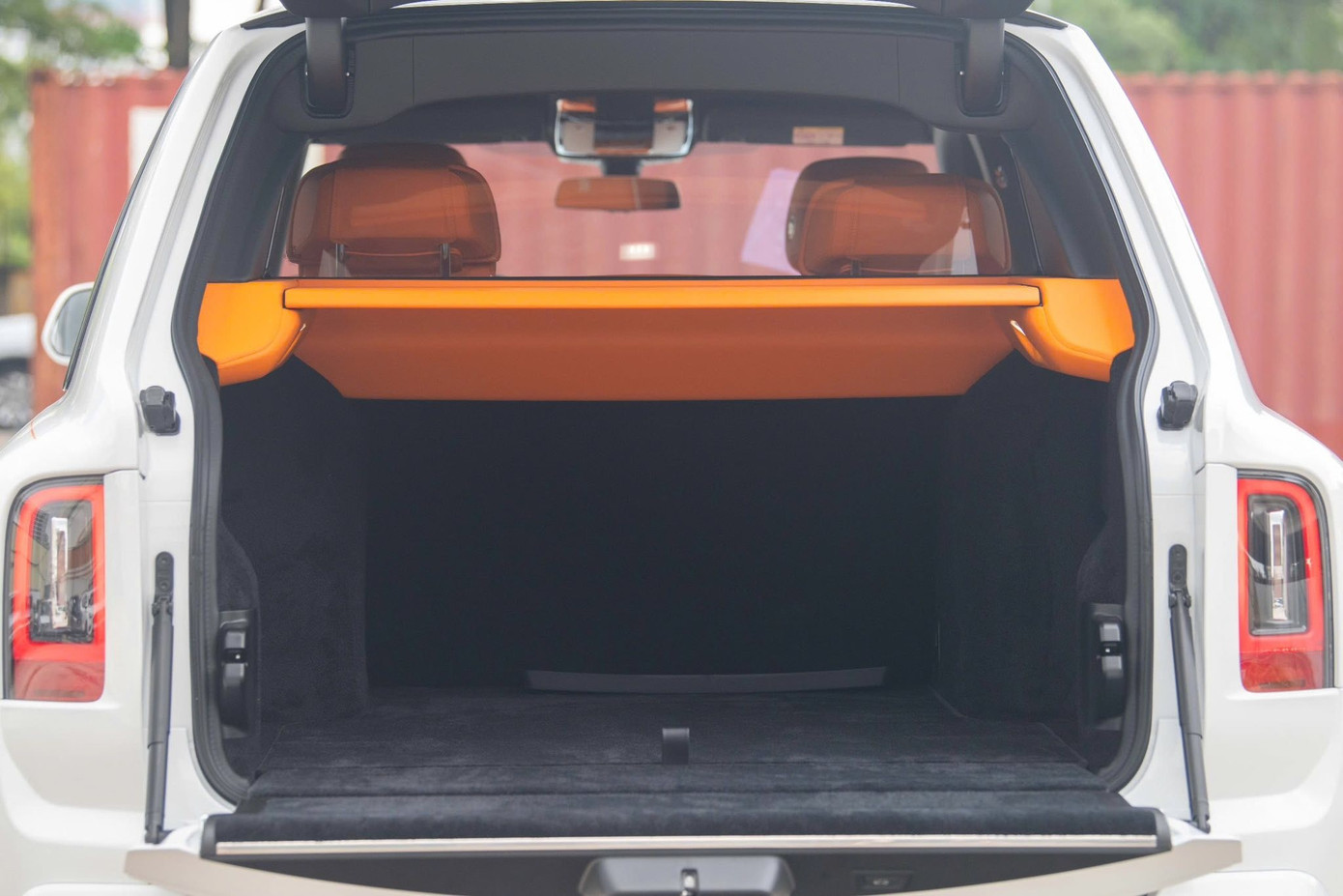 Cận cảnh Rolls-Royce Cullinan Black Badge 2025 đầu tiên về Việt Nam - Ảnh 9