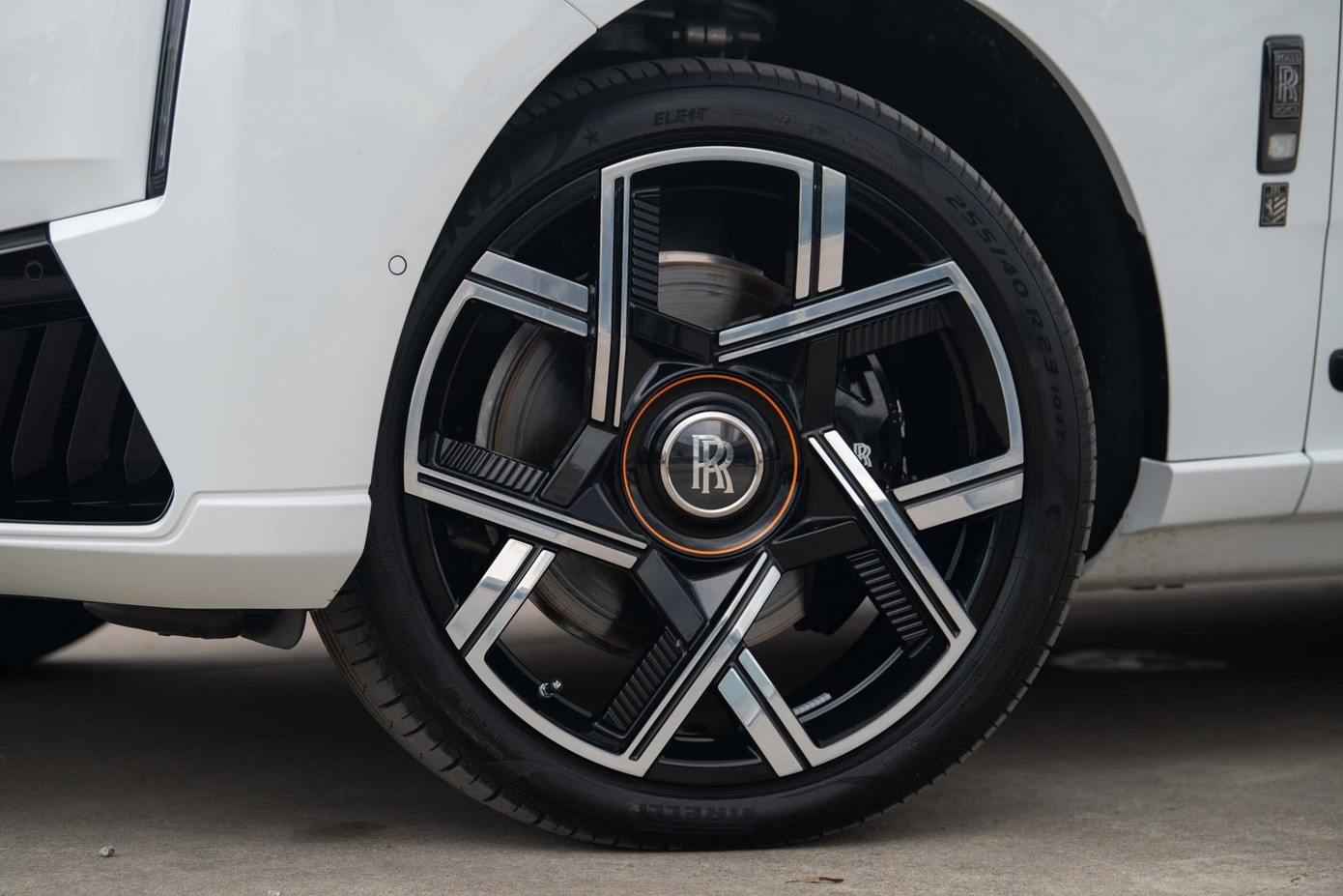 Cận cảnh Rolls-Royce Cullinan Black Badge 2025 đầu tiên về Việt Nam - Ảnh 8