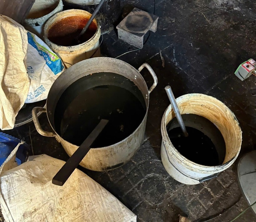 Hãi hùng cảnh mỡ động vật bẩn chất đống dưới nền nhà nhếch nhác, chuẩn bị chế biến tuồn ra thị trường ở Nghệ An - Ảnh 2