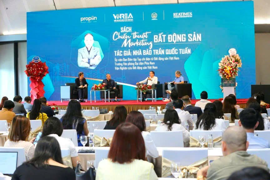 Xôn xao cuốn sách về bất động sản có giá 68 triệu đồng - Ảnh 1