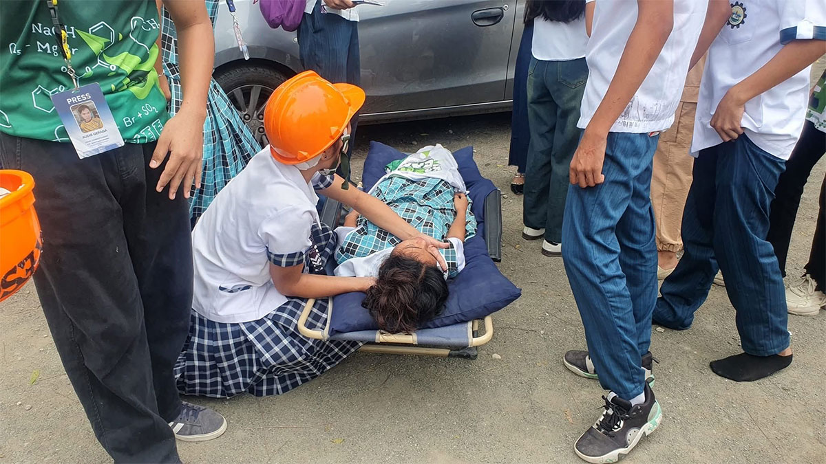 Video: Động đất mạnh 7,4 độ ở Philippines rung chuyển mọi thứ, người dân hoảng loạn bỏ chạy - Ảnh 5