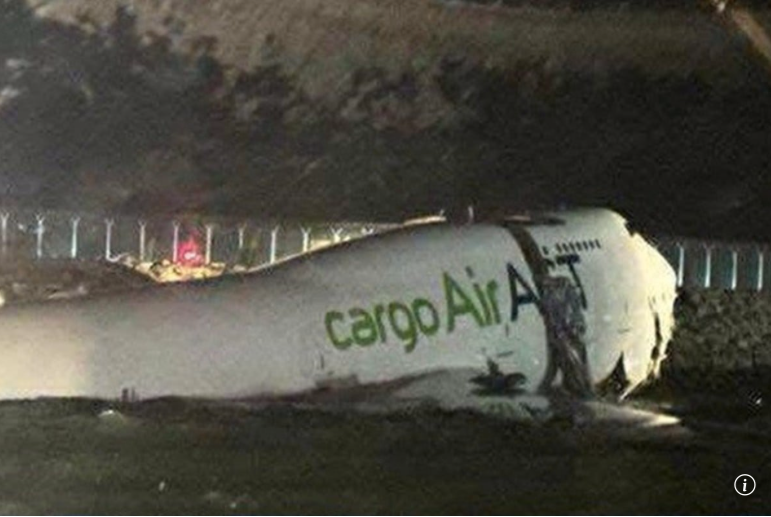 Máy bay Emirates trượt khỏi đường băng Hong Kong, gần rơi xuống biển - Ảnh 1