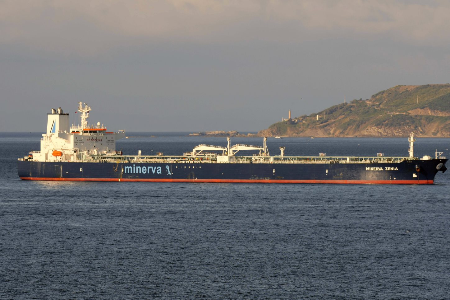 Đội 'tàu ma' chở dầu Nga và Iran vẫn giao hàng như không bị trừng phạt: Hàng chục tỷ USD dầu liên tục cập cảng, hé lộ một 'ông lớn' phương Tây đứng sau hỗ trợ - Ảnh 1