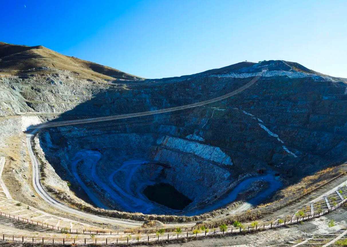 Khoan sâu 260 lỗ, phát hiện gần 500.000 tấn đất hiếm có giá trị lên đến 50 tỷ USD ở khu vực đồi núi sau hơn 10 năm khảo sát - Ảnh 1