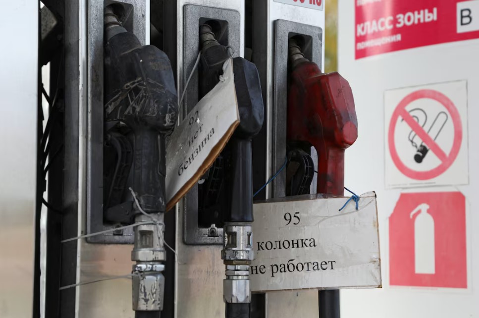 Ô tô xếp hàng dài ở trạm xăng trống rỗng: Nga tìm đồng minh Belarus giữa 'cơn khát' - Ảnh 2