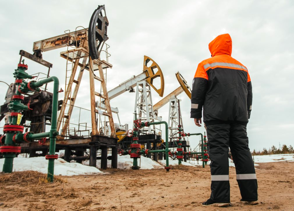 Nga đang chịu 'đòn giáng' mạnh hơn cả hàng vạn lệnh trừng phạt của phương Tây: 1 triệu thùng dầu biến mất mỗi ngày, trong nước thiếu xăng diện rộng dù liên tục xuất khẩu dầu - Ảnh 1