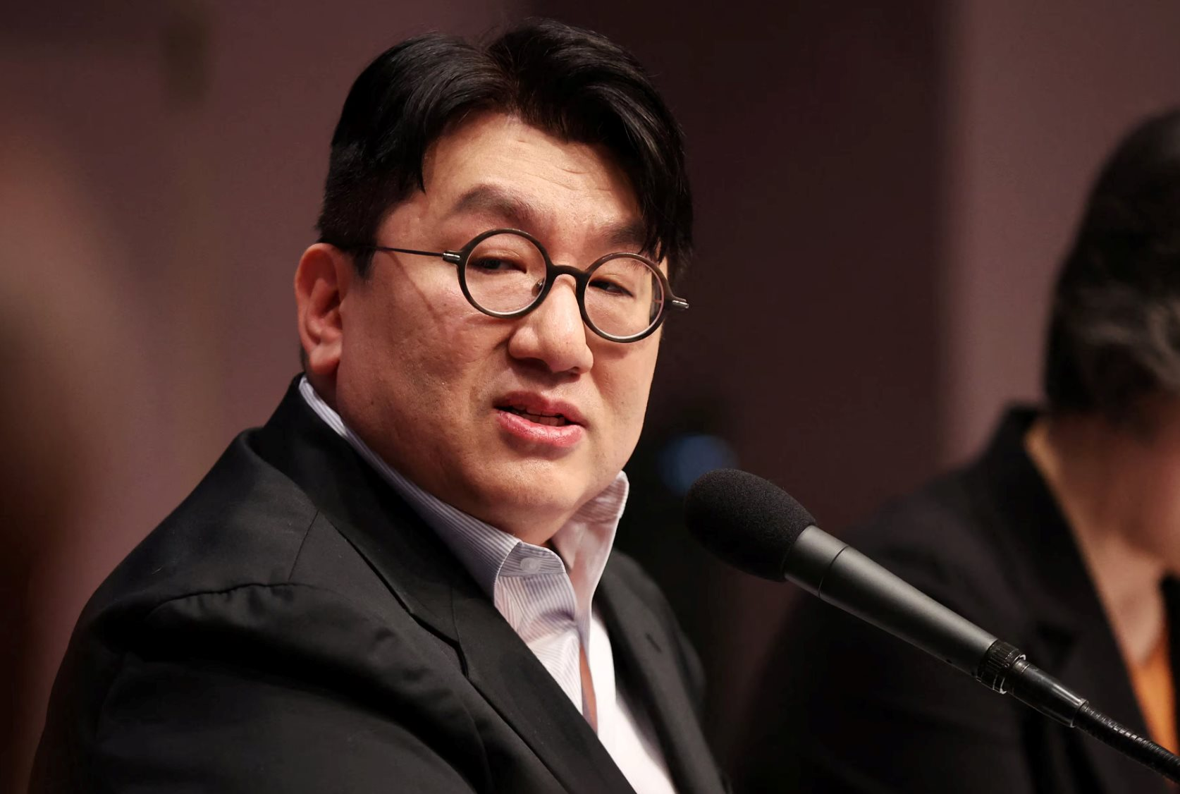 Nóng: Chủ tịch công ty quản lý BTS bị cấm xuất cảnh - Ảnh 1