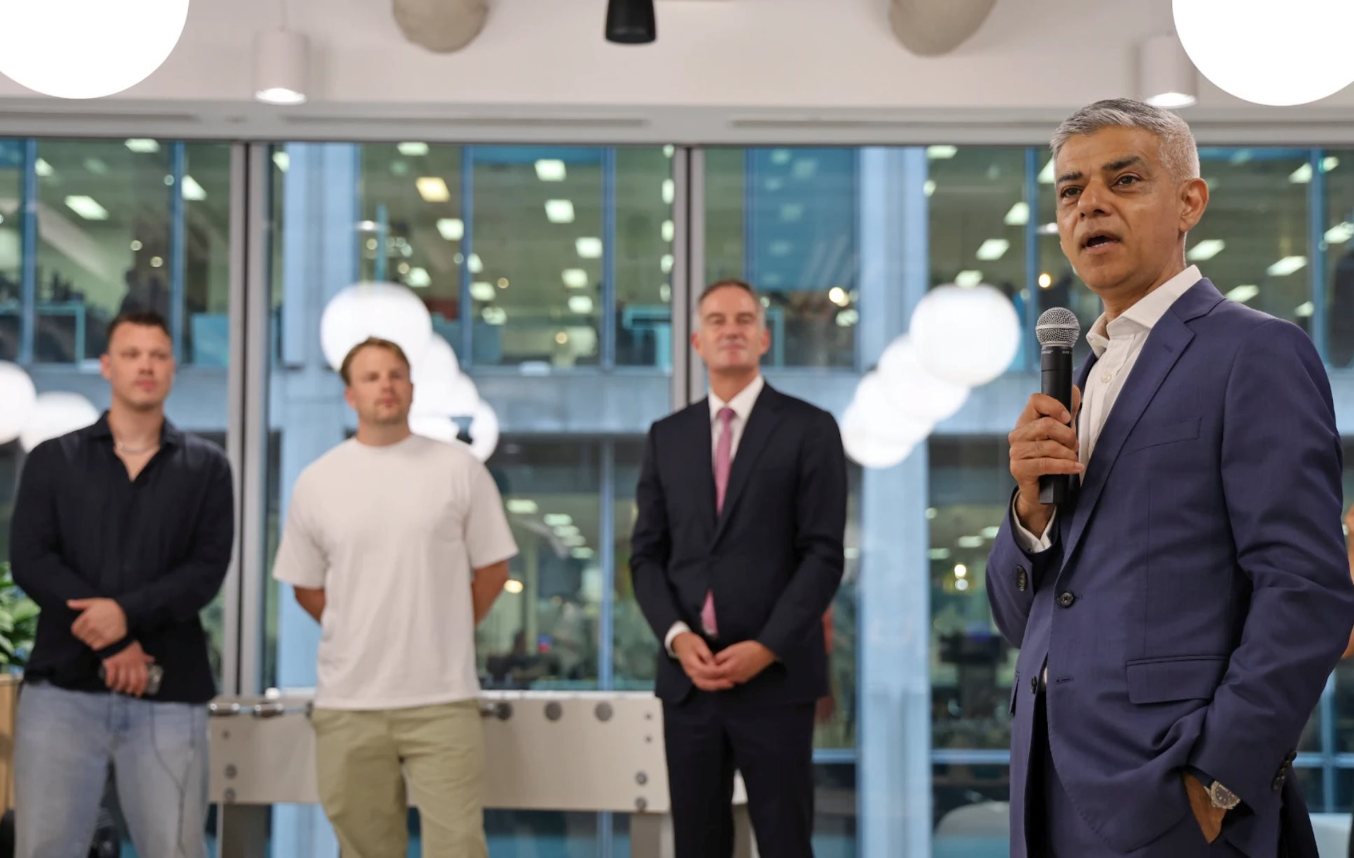 Niềm tự hào 2 tỷ USD của nước Anh: 'Kỳ lân' AI sở hữu hơn 50.000 khách hàng từ 120 quốc gia, giúp tiết kiệm 30 triệu giờ làm việc - Ảnh 1