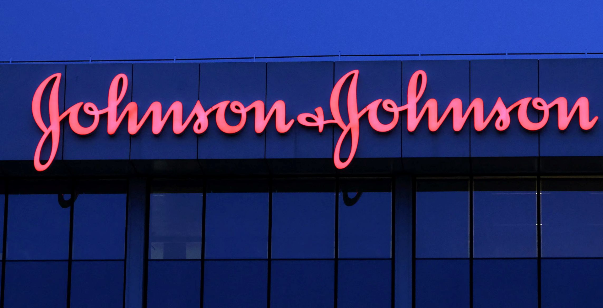 Một sản phẩm bột phấn trẻ em bị cáo buộc khiến người dùng ung thư, Johnson & Johnson phải bồi thường gần 1 tỷ USD - Ảnh 1