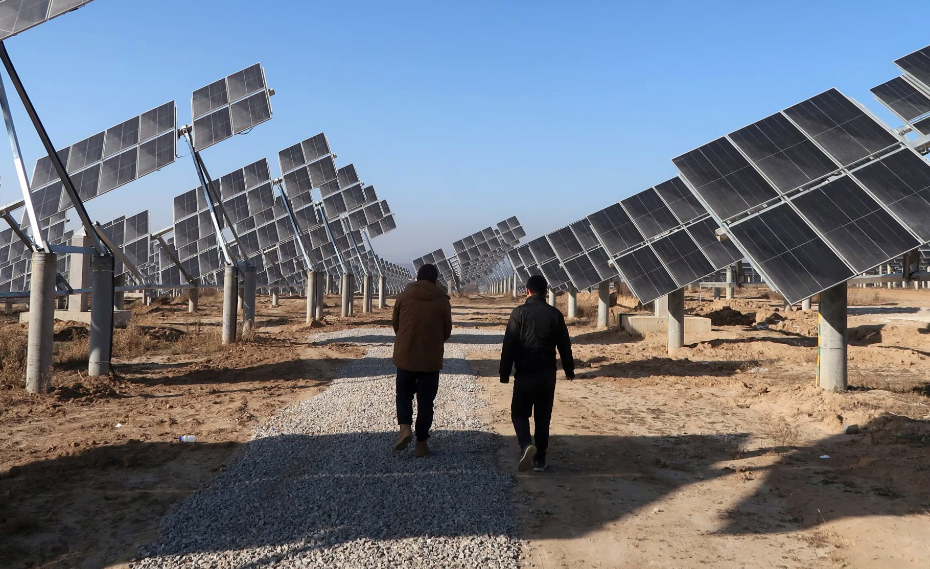 Nhật Bản sắp tạo ra các tấm pin mặt trời siêu mỏng, có thể bẻ cong, dán hàng loạt lên tường, mái nhà - Ảnh 2