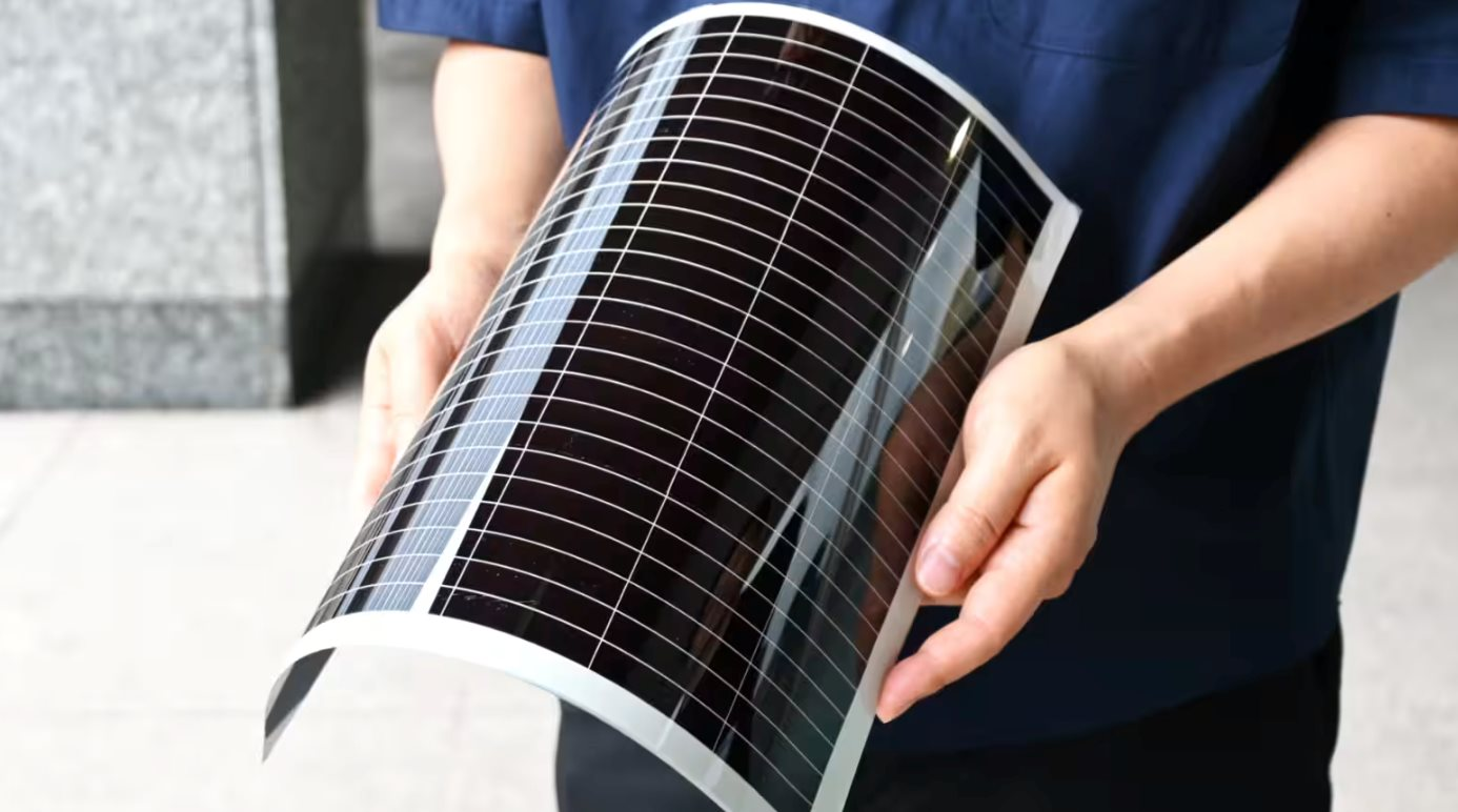 Nhật Bản sắp tạo ra các tấm pin mặt trời siêu mỏng, có thể bẻ cong, dán hàng loạt lên tường, mái nhà - Ảnh 1